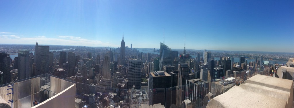 с обзорной площадки Рокфеллеровского центра виден Empire State Building